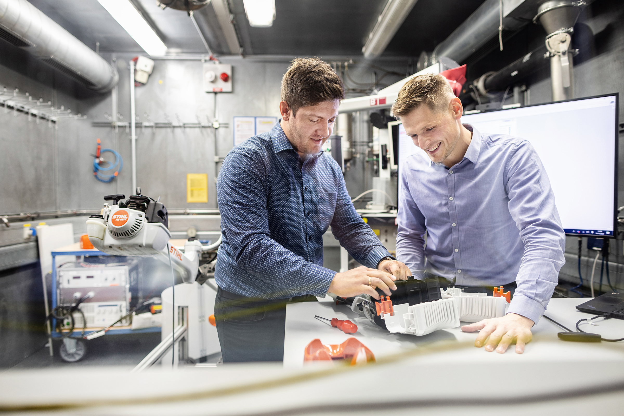 Em uma cabine de testes na D2 em Waiblingen, dois desenvolvedores testam minuciosamente baterias e produtos a gasolina.