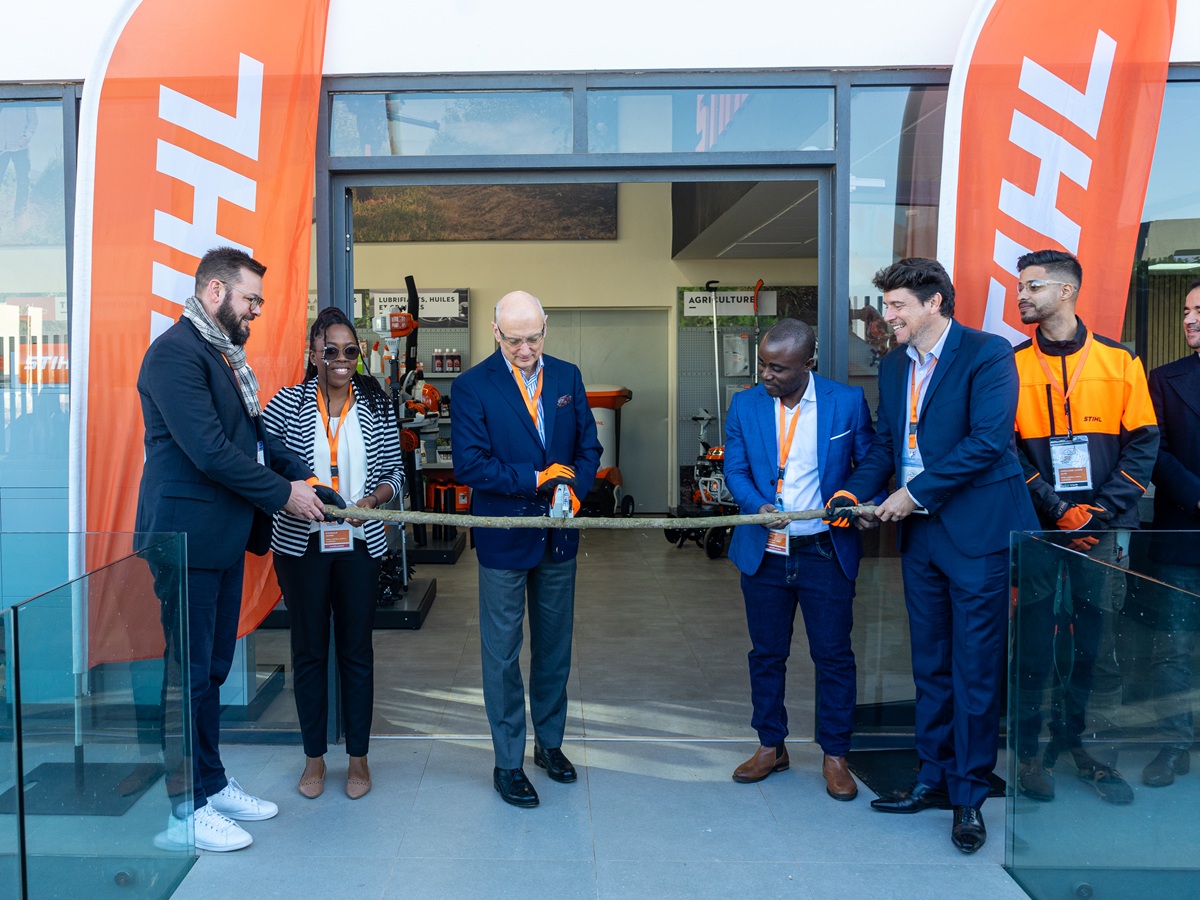Nikolas Stihl inaugurou simbolicamente as duas mais novas empresas STIHL na África, cortando um galho.